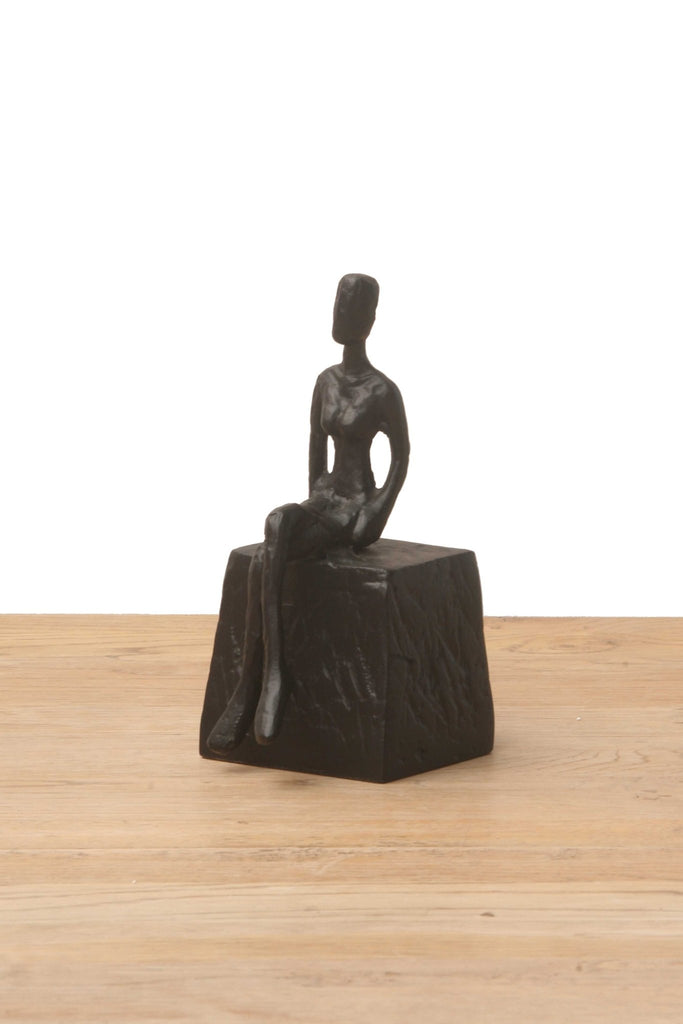 Figura Decorativa Hombre Sentado - #pino_y_jacaranda#